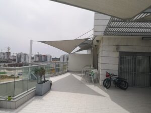 הצללה לגינת גג בבית משותף: איך להתקין בלי לקדוח באיטום