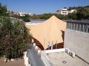 הצללה למוסדות חינוך: המדריך המלא להיערכות לקראת הקיץ וחזרה מהנה מהפסח