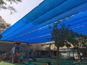 פתרונות הצללה לגני ילדים: המדריך המקיף לבטיחות, התאמה לתקן וכיסוי ארגז חול