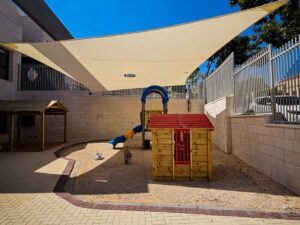 הגנת UV למעונות וגני ילדים איך לוודא ששטח המשחקים באמת בטוח